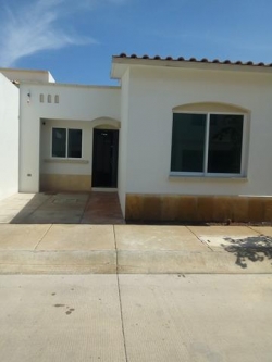 Se vende casa en Irapuato Gto.  La Giralda