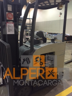 renta de montacargas Crown hombre de píe