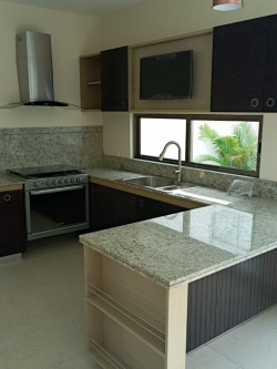 Hermosa Casa en Residencial Arbolada, de 2 Niveles Modelo Único